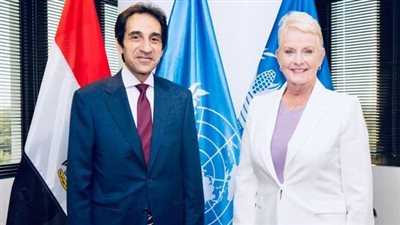 سفير مصر بروما يبحث جهود الإغاثة الإنسانية في غزة مع مديرة برنامج الغذاء العالمى