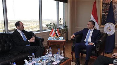 وزير السياحة يبحث مع سفيرى ألمانيا والنمسا وضع السائحين الحاجزين رحلاتهم مع FTI
