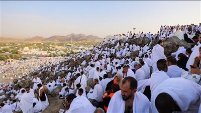 وزير السياحة يتفقد مخيمات الحجاج بعرفات ويشيد بجهود البعثة في مواجهة الحرارة