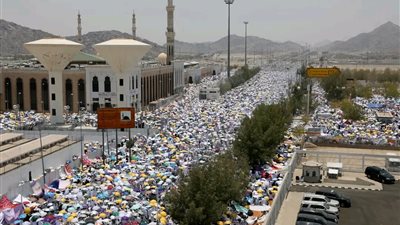 حجاج بيت الله الحرام يتوافدون إلى مسجد نمرة للاستماع إلى خطبة عرفة وأداء صلاتي الظهر والعصر
