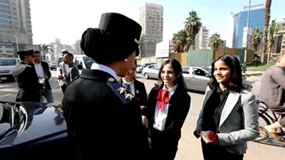 رجال الشرطة يهدون المواطنين الورود والهدايا بمناسبة عيد الأضحى المبارك