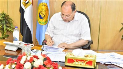 محافظ أسيوط يعتمد قرار الموافقة على استقطاع فدانين لإنشاء مجمع مدارس