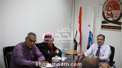 رئيس جامعة جنوب الوادي يناقش سير العمل بالمستشفيات الجامعية 