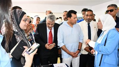 وزير الشباب ومحافظ الجيزة يفتتحان ملتقى توظيف ومعرض 