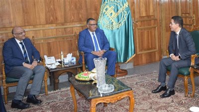 وفد جامعة بنها يقدم التهنئة لمحافظ القليوبية