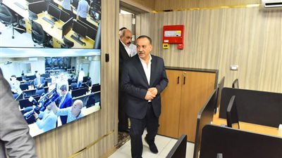 محافظ أسيوط يتفقد مركز الشبكة الوطنية الموحدة للطوارئ والسلامة 