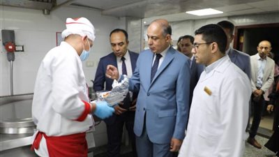 « كدواني » صرف مكافأة للعاملين بقسم الأغذية بمستشفى التأمين الصحي بالمنيا 
