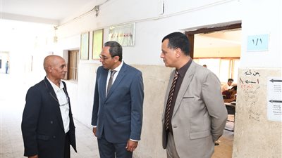 محافظ قنا يتفقد عدد من لجان امتحانات الثانوية العامة 
