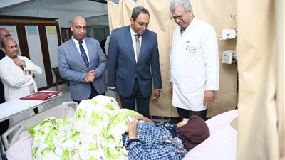 محافظ قنا يفاجيء مستشفي قنا العام للاطمئنان علي مستوى الخدمات الطبية  