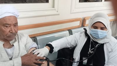 قنا.. الكشف على 903 مواطن في قافلة طبية مجانية بقرية المحروسة 