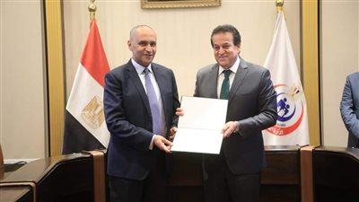 وزير الصحة يكرم وكيل الوزارة لحصول مستشفي حميات المحله على الإعتماد 