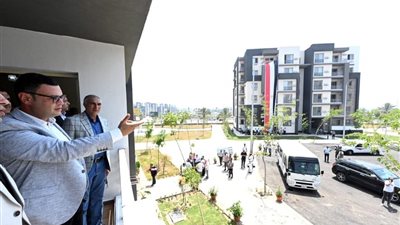 وزير الإسكان يتفقد اللمسات الأخيرة لإنهاء 672 وحدة بمشروع 