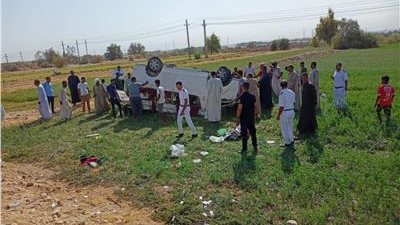 بالأسماء|| مصرع وإصابة 14 شخص في انقلاب سيارة ميكروباص بالصحراوي الغربي بقنا 