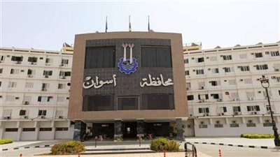 محافظ أسوان يقدم واجب العزاء لأسر وأهالى 4 فتيات تعرضن للغرق بقرية فارس بكوم أمبو  