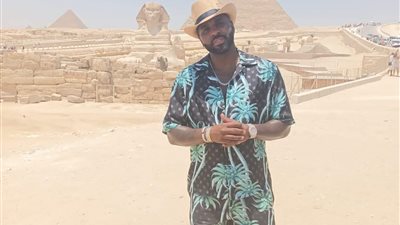 أعرب عن انبهاره بالمنطقة الأثرية.. أهرامات الجيزة تستقبل المغني الأمريكي الشهير «جيسون ديرولو» 