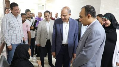 محافظ المنيا يتفقد عدداً من المستشفيات ويوجه بالعمل على راحة المرضى