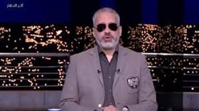 تامر أمين بالنظارة السوداء بعد غياب ثلاثة أسابيع وينتقد شيرين وحسام حبيب