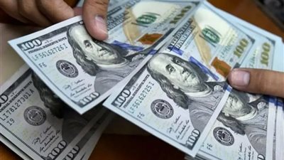 تراجع جماعي للدولار والعملات الأجنبية والعربية أمام الجنيه خلال تعاملات البنوك اليوم