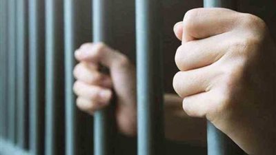 معاقبة عامل بالسجن المؤبد وغرامة 250 ألف جنيه لاتهامه بالاتجار في المخدرات بقنا 