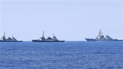 المتمردون الحوثيون يستهدفون سفينتين في البحر الأحمر