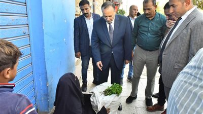 فى لفتة إنسانية.. محافظ أسيوط يشترى بضاعة بائعة متجولة ويمنحها مساعدة مالية
