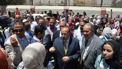 محافظ أسيوط يشارك طلاب الثانوية العامة فرحتهم بانتهاء الامتحانات 