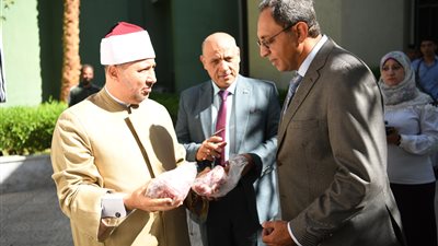تمهيداً لتوزيعها على المستحقين.. محافظ قنا يشهد استلام لحوم صكوك الأضاحي
