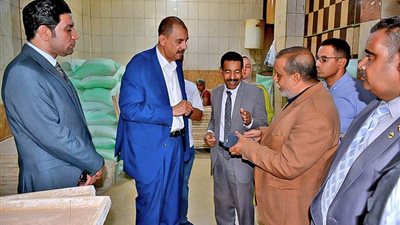 محافظ سوهاج يتابع انتظام حركة توزيع الخبز بأحد المخابز بمنطقة الشهيد