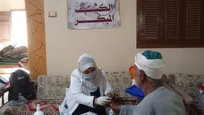 قنا.. الكشف والعلاج مجاناً لـ 906 حالة في قافلة علاجية بدشنا