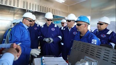 وزير البترول يتفقد  اعمال حفار بترولي بحقول خالدة بالصحراء الغربية