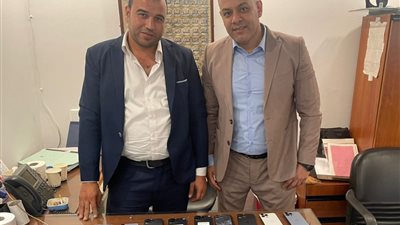 ضبط موظف بالمطار حاول تهريب ٣٣ موبيل أي فون حول جسده