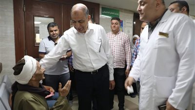 محافظ المنيا يوجه بتوفير مزيدا من أدوية السكر أثناء جولته داخل أقسام مستشفى ديرمواس التخصصي
