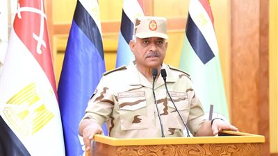 وزير الدفاع والإنتاج الحربى يلتقى بعدد من رجال القوات المسلحة بالمنطقة الشمالية العسكرية