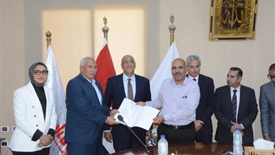 تسليم رخص مزاولة النشاط وشيكات الإقراض لعدد من أبناء الوادي الجديد 