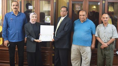 عميد حقوق جنوب الوادى يكرم فرق الكلية المشاركة فى مسابقة 