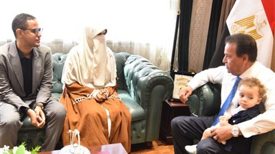 وزير الصحة يستقبل طبيبة المراغة وأسرتها