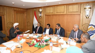 في أول لقاء جماهيرى.. محافظ قنا يبحث 167 طلبا وشكوى
