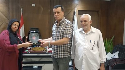 الطويرات الفنية بنات تكرم وكيل وزارة التعليم بقنا