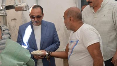 محافظ أسيوط يفاجئ العاملين بمطاحن مصر الوسطى 