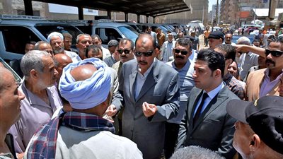 محافظ سوهاج يتفقد سير العمل بمحطات الوقود ومواقف سيارات الأجرة
