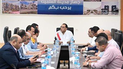 رئيس الوزراء يستعرض موقف مشروع رأس الحكمة وتسليمات أبراج العلمين