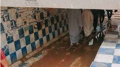 قنا.. نفق المشاة الغارق معاناة يومية لأهالي فرشوط 