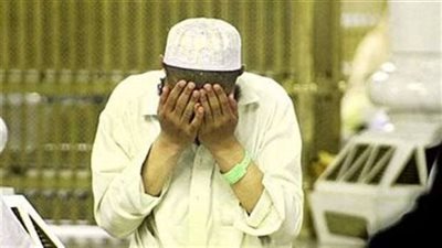الإفتاء تُوضح حكم مسح الوجه باليدين عقب الدعاء
