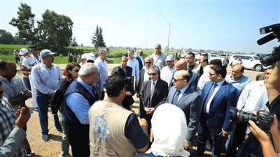 محافظ كفرالشيخ والسفير الياباني يتفقدان مشروع تعزيز وحدة المياه  �مدارس المزارعين الحقلية�