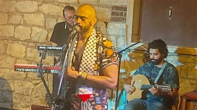 بالصور..شادي عبد السلام يحيي اولى حفلاته الخاصة بجاردن سيتي  بالكوفية  الفسطينية     