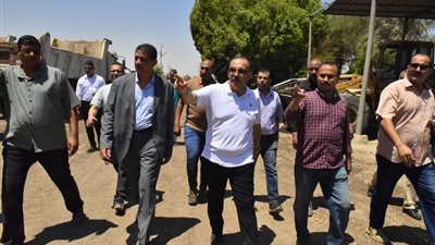 محافظ أسيوط يتفقد مشروع وحدة الرصف ويأمر بتشكيل لجنة لرصد وحصر مخازن ومعدات المشروع