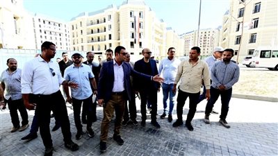 وزير الإسكان يتفقد اللمسات النهائية لتشطيب الوحدات السكنية بالحى اللاتينى بـ