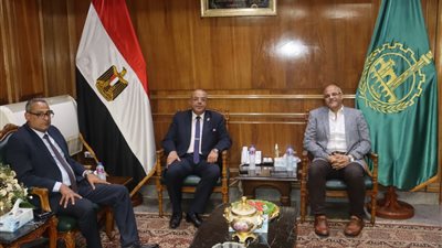 محافظ القليوبيه يستقبل رؤساء محاكم شمال وجنوب بنها الابتدائية لتقديم التهنئة
