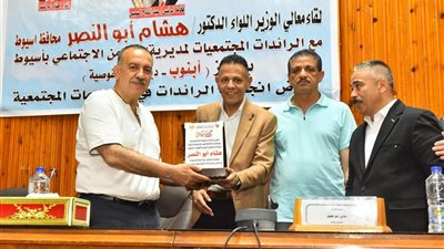 محافظ أسيوط يلتقي الرائدات الريفيات بمراكز أبنوب و القوصية و ديروط
