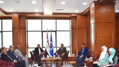 الشاذلي وصديق ييحثان سبل التعاون بشأن الإسكان لشباب السويس